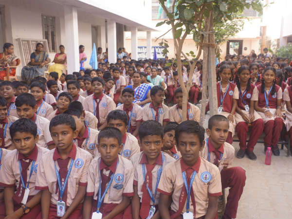 ஆங்கில வழியில் எத்தனை மாணவர்கள்?