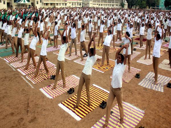 1,000 cops participated in a yoga programme conducted by the Chennai city police 1,000 cops participated in a yoga programme conducted by the Chennai city police