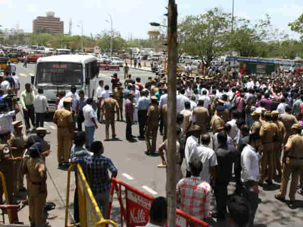Tamilnadu, DMK cadres protested against dmk MLAs arrest Tamilnadu, DMK cadres protested against dmk MLAs arrest