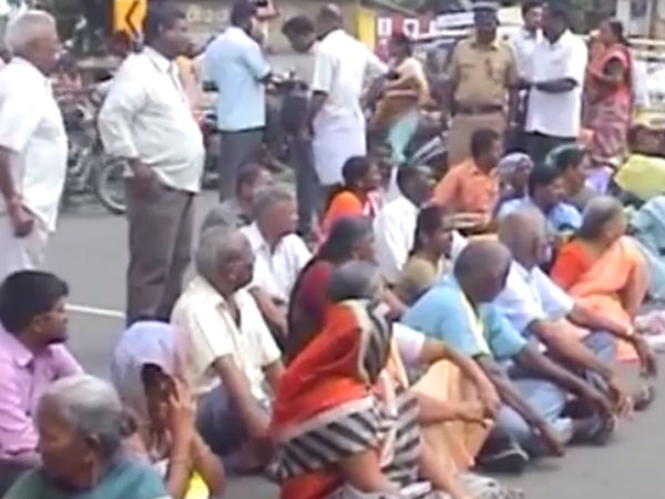 Ex. Service men protested in Erode not being given liquor to them Ex. Service men protested in Erode not being given liquor to them