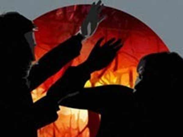 Man assaults woman in broad daylight for spurning advances, U.P. police register case Man assaults woman in broad daylight for spurning advances, U.P. police register case