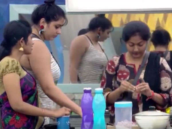 Why you join protested in Jallikattu? Gayatri Raguram and Aarthi asks Juliana. Why you join protested in Jallikattu? Gayatri Raguram and Aarthi asks Juliana.