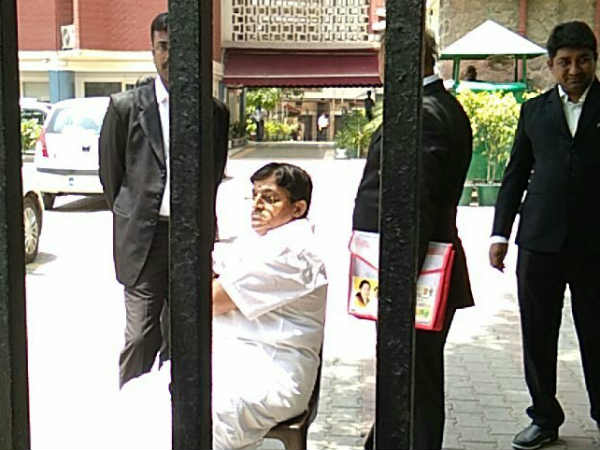 MP Maythreyan conducts protest in front of Delhi election commission MP Maythreyan conducts protest in front of Delhi election commission