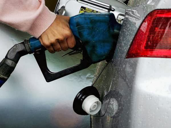petrol and diesel rate cut by 11 paises and 6 paise petrol and diesel rate cut by 11 paises and 6 paise