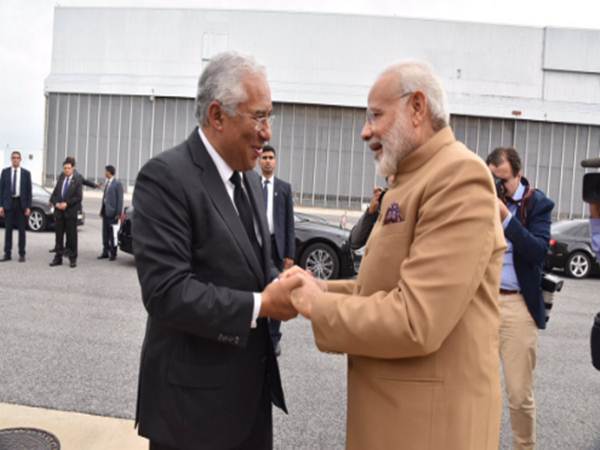 PM Modi Enjoys Gujarati Vegetarian Meal PM Modi Enjoys Gujarati Vegetarian Meal