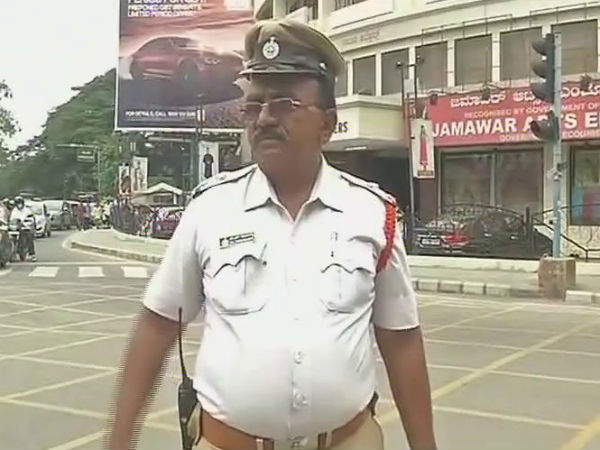 Bangalore SI turns as the superhero while stopeed the President convay and pave way for ambulance Bangalore SI turns as the superhero while stopeed the President convay and pave way for ambulance