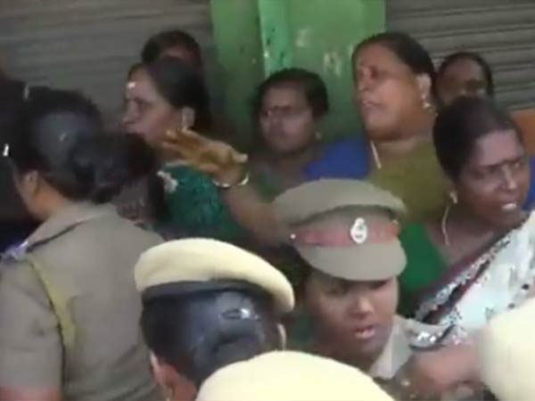 Women protest against Tasmac rather Men protest in favour of it near Thiruvallur Women protest against Tasmac rather Men protest in favour of it near Thiruvallur