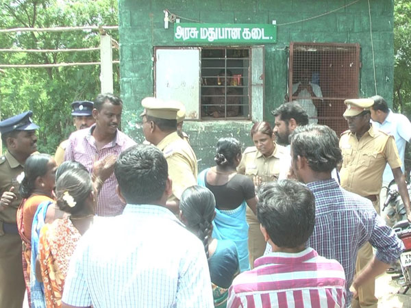 womans protest against tasmac near in Kodaikanal womans protest against tasmac near in Kodaikanal