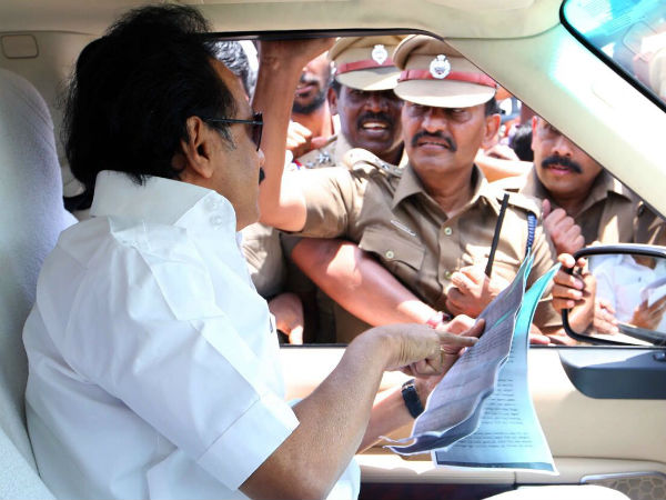கார்களை மறித்து தடை