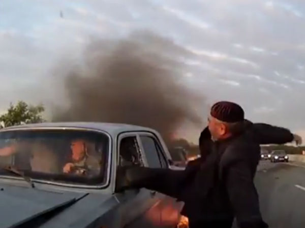 An elderly man has gone barely to rescue the passengers in a firing car in Azerbaijan An elderly man has gone barely to rescue the passengers in a firing car in Azerbaijan