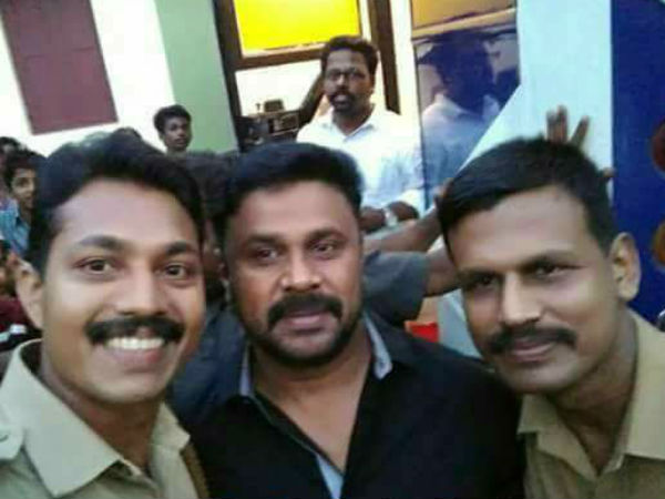 Police take pics with Dileep: Selfie of the year! Police take pics with Dileep: Selfie of the year!