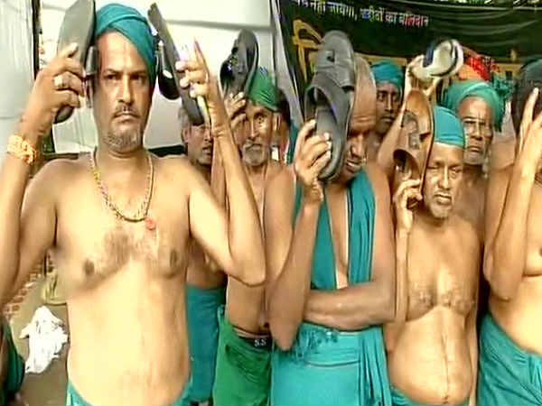 Tamil Nadu farmers demanding loan waiver beat themselves with chappals in protest Tamil Nadu farmers demanding loan waiver beat themselves with chappals in protest