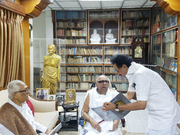 Stalin gives Murasoli platinum jubilee invitation to Karunanidhi Stalin gives Murasoli platinum jubilee invitation to Karunanidhi