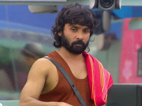 கட்டிப்பிடித்து ஆறுதல்