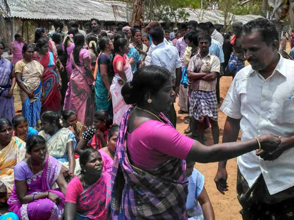 குடிமகன்கள் கூட்டம் அலை மோதுகிறது