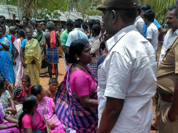 விரட்டியடித்தனர்