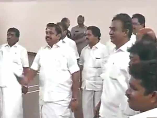 ஈபிஎஸ் ஆதரவாளர்கள்
