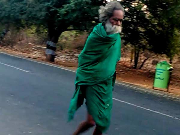 500, 1000 ரூபாய் தாள்களை கிழித்தெரிந்தார்