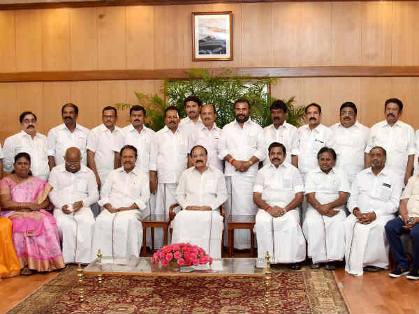 வெயிட்டிங் ஹாலில் காத்திருப்பு