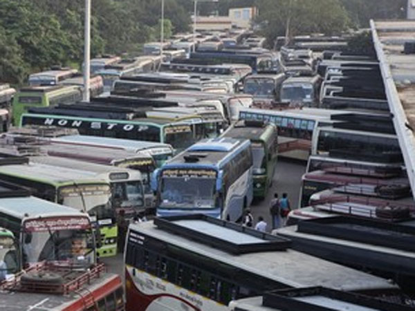 Holiiday mad rush: Heavy crowds at Koyambedu bus station Holiiday mad rush: Heavy crowds at Koyambedu bus station