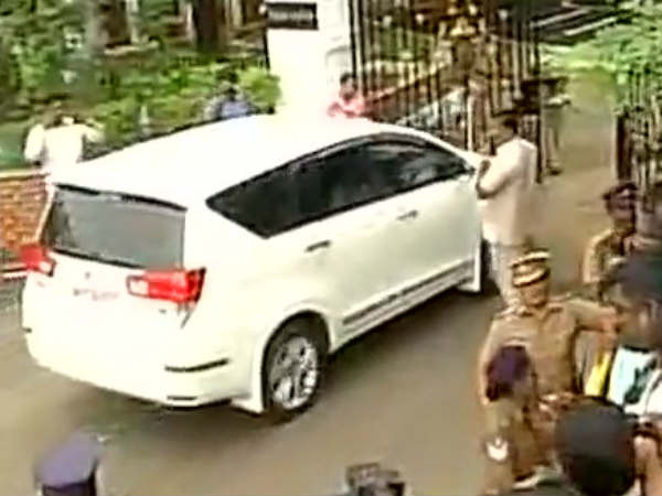 ஊழலை ஊக்குவிக்கிறார் 