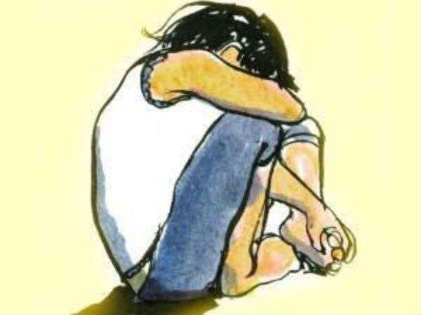 Indian Doctor arrested for groping a minor girl சியாட்டில்: அமெரிக்காவில் ஓடும் விமானத்தில் தூங்கிக் கொண்டிருந்த 16 வயது சிறுமியிடம் பாலியல் சேட்டையில் ஈடுபட்டதாக இந்திய டாக்டர் ஒருவர் கைது செய்யப்பட்டார். ஜூலை 23ம் தேதி இந்த சம்பவம் நடந்துள்ளது. அந்த சிறுமி தனியாக விமானத்தில் பயணித்துள்ளார். அப்போது அருகில் பயணித்த இந்த 28 வயது இந்திய டாக்டர், சிறுமியின் தொடையில் கை வைத்துள்ளார். இதனால் அச்சிறுமி திடுக்கிட்டு எழுந்துள்ளார். சியாட்டிலிலிருந்து நியூஜெர்சி சென்று கொண்டிருந்த யுனைட்டெட் ஏர்லைன்ஸ் விமானம் அது. அந்த நபரின் பெயர் விஜயக்குமார் கிருஷ்ணப்பா எனத் தெரிய வந்துள்ளது. அவரது செயல் குறித்து விமான ஊழியர்களிடம் சிறுமி புகார் கொடுத்தார். இதையடுத்து அவர் வேறு சீட்டில் அமர வைக்கப்பட்டார். விமானம் நெவார்க் விமான நிலையத்தில் தரையிறங்கியபோது டாக்டர் வேகமாக இறங்கிப் போய் விட்டார். இதையடுத்து சிறுமி தனது பெற்றோருக்குத் தகவல் கொடுத்தார். அவர்கள் விமான நிறுவனம் மீதும், டாக்டர் மீதும் புகார் கொடுத்தனர். இந்த விவகாரம் பின்னர் எப்பிஐயிடம் ஒப்படைக்கப்பட்டது. அவர்கள் விசாரணை நடத்தி கிருஷ்ணப்பாவைக் கம்டுபிடித்துக் கைது செய்து கோர்ட்டில் ஆஜர்படுத்தினர். பின்னர் அவர் ஜாமீனில் விடுதலை செய்யப்பட்டார். அவரைக் கண்காணிப்பின் கீழ் போலீஸார் வைத்துள்ளனர். கிருஷ்ணப்பா மருத்துவம் படித்து வருகிறார். அவருக்காக வாதாட கோர்ட்டே வக்கீலையும் நியமித்துள்ளது. Indian Doctor arrested for groping a minor girl சியாட்டில்: அமெரிக்காவில் ஓடும் விமானத்தில் தூங்கிக் கொண்டிருந்த 16 வயது சிறுமியிடம் பாலியல் சேட்டையில் ஈடுபட்டதாக இந்திய டாக்டர் ஒருவர் கைது செய்யப்பட்டார். ஜூலை 23ம் தேதி இந்த சம்பவம் நடந்துள்ளது. அந்த சிறுமி தனியாக விமானத்தில் பயணித்துள்ளார். அப்போது அருகில் பயணித்த இந்த 28 வயது இந்திய டாக்டர், சிறுமியின் தொடையில் கை வைத்துள்ளார். இதனால் அச்சிறுமி திடுக்கிட்டு எழுந்துள்ளார். சியாட்டிலிலிருந்து நியூஜெர்சி சென்று கொண்டிருந்த யுனைட்டெட் ஏர்லைன்ஸ் விமானம் அது. அந்த நபரின் பெயர் விஜயக்குமார் கிருஷ்ணப்பா எனத் தெரிய வந்துள்ளது. அவரது செயல் குறித்து விமான ஊழியர்களிடம் சிறுமி புகார் கொடுத்தார். இதையடுத்து அவர் வேறு சீட்டில் அமர வைக்கப்பட்டார். விமானம் நெவார்க் விமான நிலையத்தில் தரையிறங்கியபோது டாக்டர் வேகமாக இறங்கிப் போய் விட்டார். இதையடுத்து சிறுமி தனது பெற்றோருக்குத் தகவல் கொடுத்தார். அவர்கள் விமான நிறுவனம் மீதும், டாக்டர் மீதும் புகார் கொடுத்தனர். இந்த விவகாரம் பின்னர் எப்பிஐயிடம் ஒப்படைக்கப்பட்டது. அவர்கள் விசாரணை நடத்தி கிருஷ்ணப்பாவைக் கம்டுபிடித்துக் கைது செய்து கோர்ட்டில் ஆஜர்படுத்தினர். பின்னர் அவர் ஜாமீனில் விடுதலை செய்யப்பட்டார். அவரைக் கண்காணிப்பின் கீழ் போலீஸார் வைத்துள்ளனர். கிருஷ்ணப்பா மருத்துவம் படித்து வருகிறார். அவருக்காக வாதாட கோர்ட்டே வக்கீலையும் நியமித்துள்ளது.