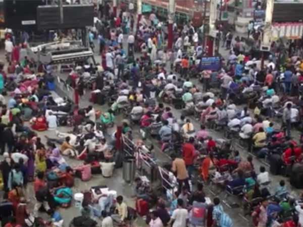 Three police indulged in theft in Chennai central station Three police indulged in theft in Chennai central station