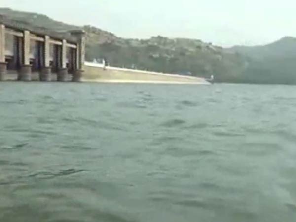 Flood warning for 5 districts though water level in Krishnagiri dam decreases Flood warning for 5 districts though water level in Krishnagiri dam decreases