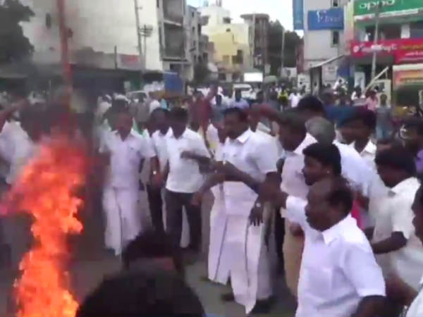 CM Edappadi Palanisamy's effigy fired at Karur CM Edappadi Palanisamy's effigy fired at Karur