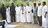 Verappan With Rajkumar and Other Emissaries