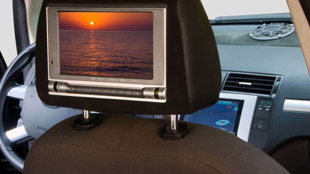 கார், வேன்களில் டிவிடி பிளேயரை நீக்கக் கோரி வழக்கு... சென்னை உயர்நீதிமன்றத்தில்! PIL seeks to