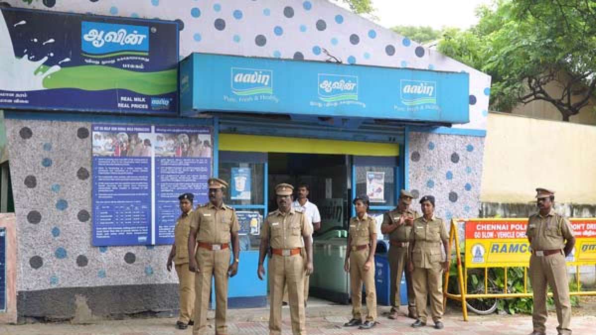 கோவை: 2வது நாளாக கெட்டுப் போன பல ஆயிரம் லிட்டர் ஆவின் பால்- தரையில் கொட்டி  போராட்டம் | Aavin Spoiled Milk Issue : TN Milk Cooperative Society demands  100% Compensation - Tamil Oneindia