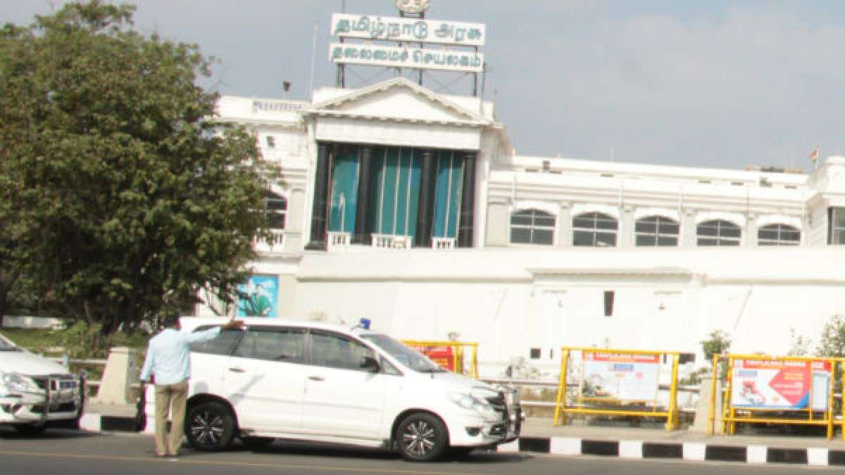 கிழிந்து தொங்கிய தேசியக் கொடி.. தலைமைச் செயலகத்தில் பரபரப்பு