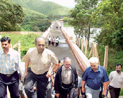 Experts team in Mullai Periray dam