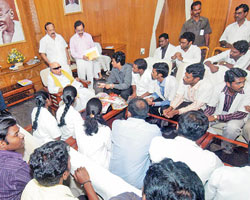 Medical students with CM Karunanidhi Medical students with CM Karunanidhi