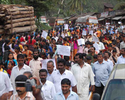 எல்லையில் ஸ்தம்பித்த தமிழக-கேரள போக்குவரத்து