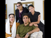 Benazir Bhutto with Children Benazir Bhutto with Children