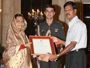 Mu.Elangovan recieves Semmozhi award Mu.Elangovan recieves Semmozhi award