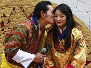 Bhutan King Kisses his Wife Bhutan King Kisses his Wife