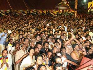 தமிழக ஐயப்ப பக்தர்கள், லாரிகள் மீது கேரளாவில் தாக்குதல்- கூடலூர், கம்பத்தில் மக்கள் மறியல்
