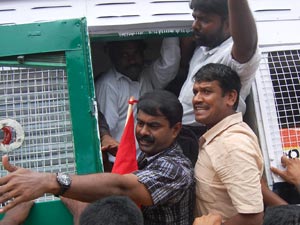 தமிழக-கேரள எல்லையில் சீமான் தலைமையில் ஆர்ப்பாட்டம்-500 பேர் கைது