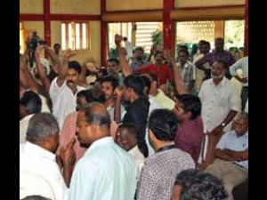 முல்லைப் பெரியாறு... அடிதடி கலாட்டாவில் முடிந்த தமிழக, கேரள கலாச்சார கூட்டம்!