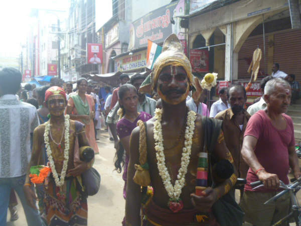 Thousands of devotees welcome Azhagar Thousands of devotees welcome Azhagar