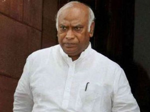 Mallikarjuna Kharge to be new Railway Minister? Mallikarjuna Kharge to be new Railway Minister?