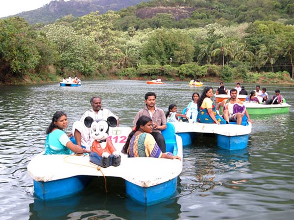 படகில் குவியும் பணம்