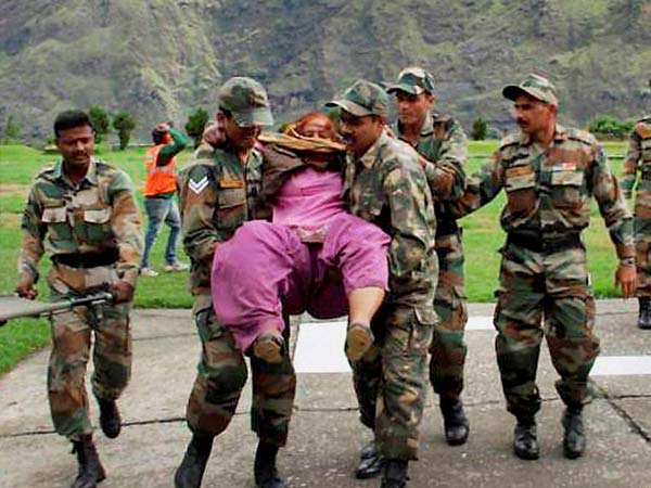 உத்தரகண்டில் பறந்து, பறந்து, ஓடி, ஓடி யாத்ரீகர்களை மீட்கும் ராணுவத்தினர்