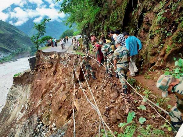 உத்தரகாண்ட் வெள்ள  பாதிப்பு - இதுவரை 80,000 பேர் மீட்பு