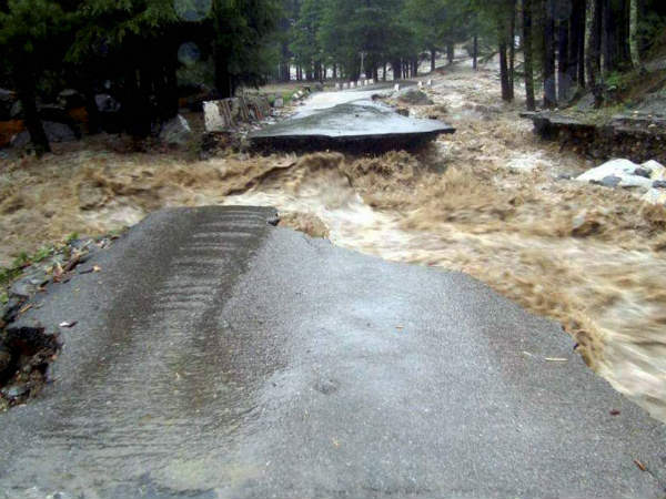 வெள்ளத்தால் நிலை குலைந்த உத்தரகண்டிற்கு வாரி வழங்கிய பெருந்தகைகள்