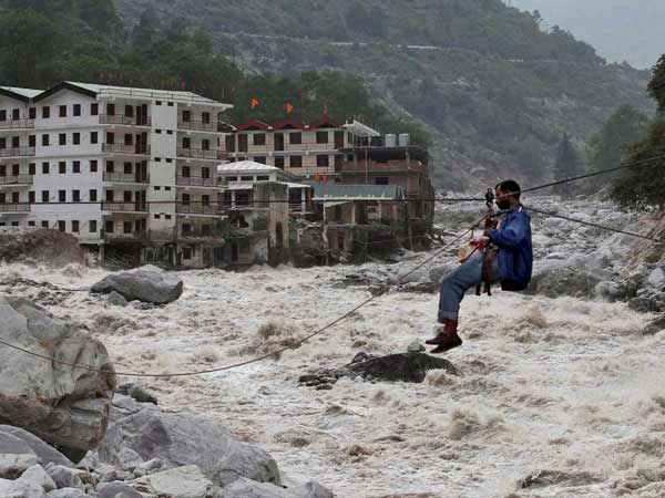 வெள்ளத்தில் தத்தளிக்கும் உத்தரகண்டில் கொட்டுகிறது மழை: மீட்பு பணிகள் நிறுத்தம்