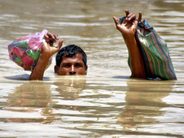 உத்தரகண்டில் வெளுத்து வாங்கும் மழை: 10,000 பேர் தவிப்பு